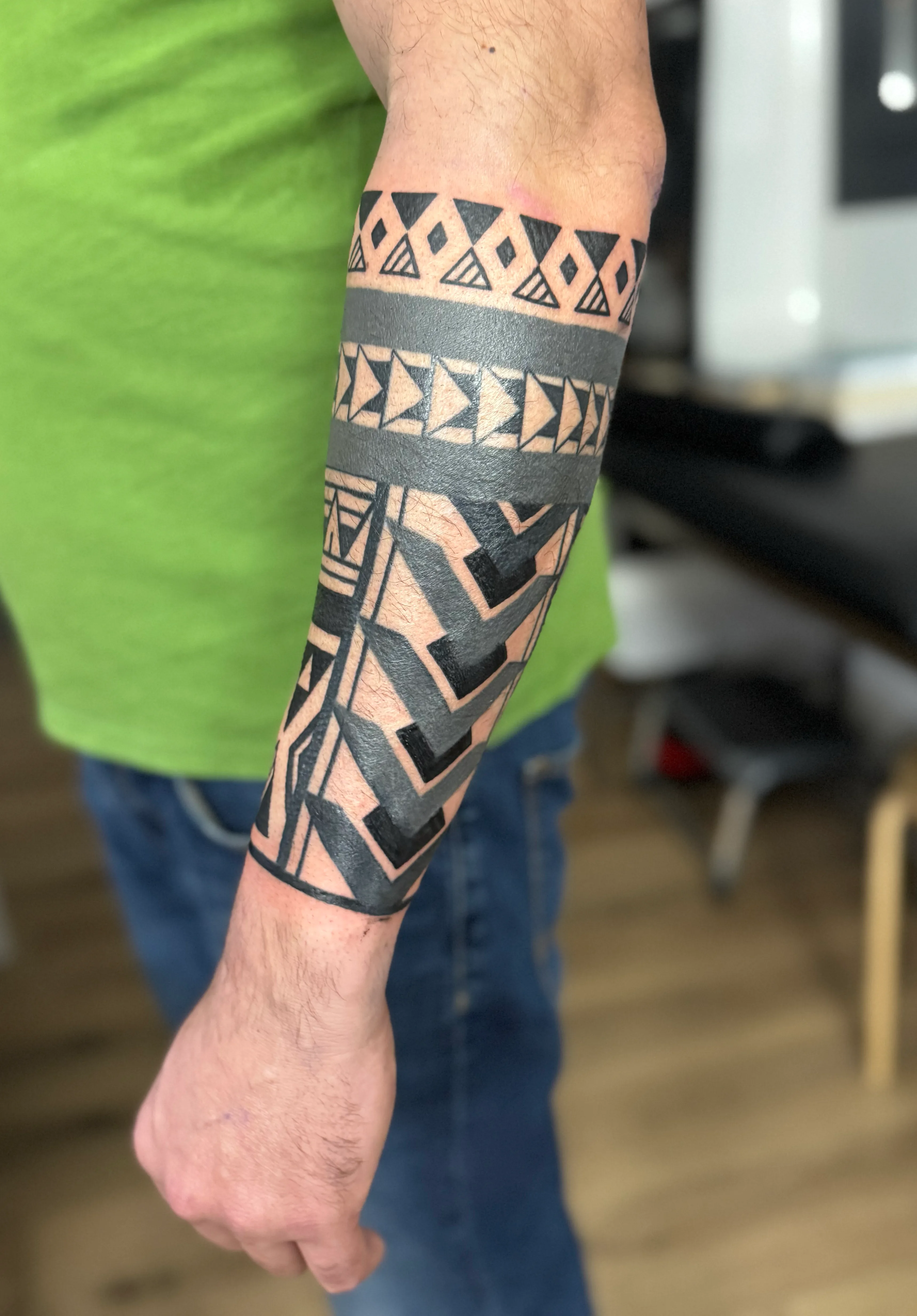 Tatouage Neotribal Bras Bandes – Le Nouveau Labo Bordeaux