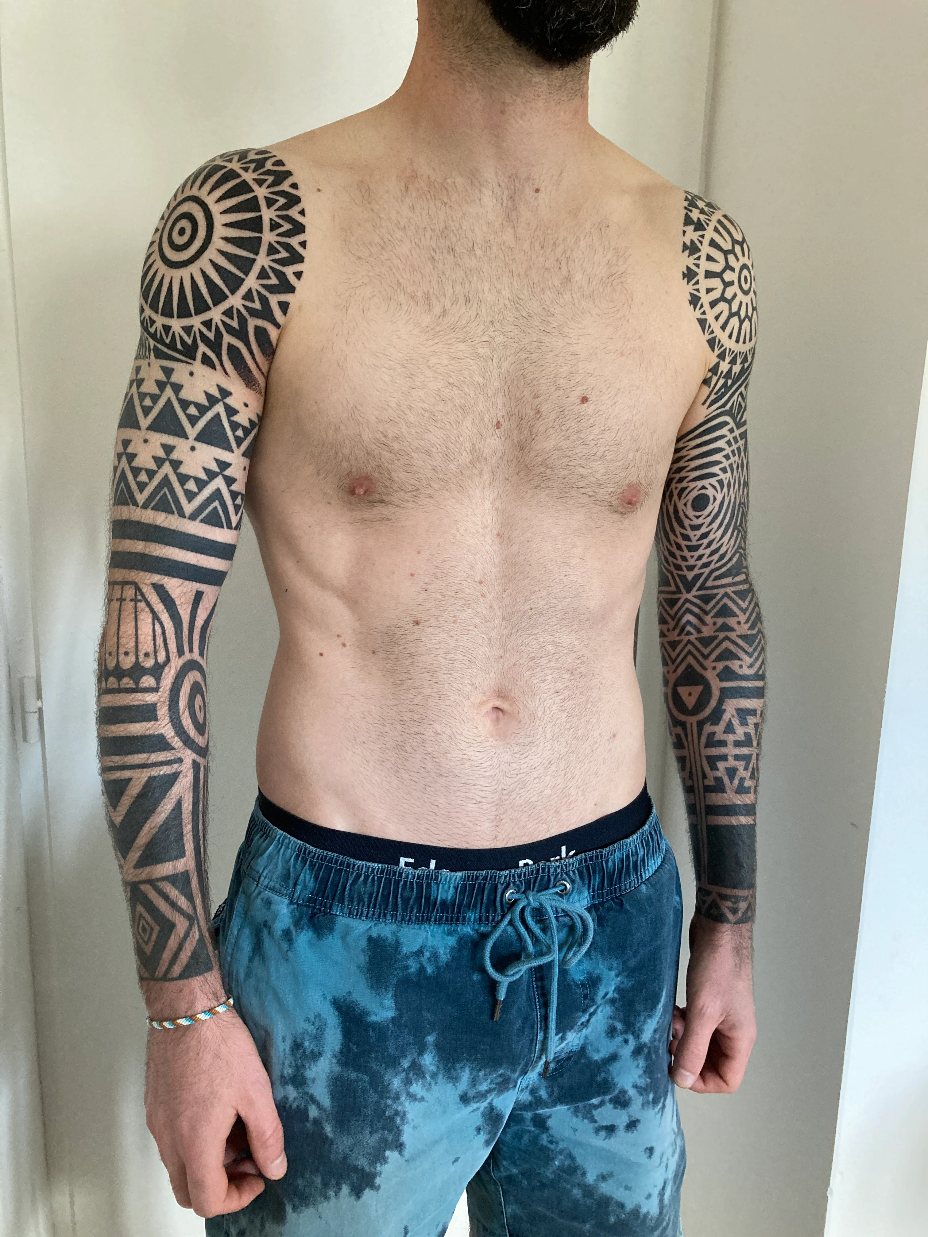 Tatouage Neotribal Bras Bandes Triangles – Le Nouveau Labo Bordeaux