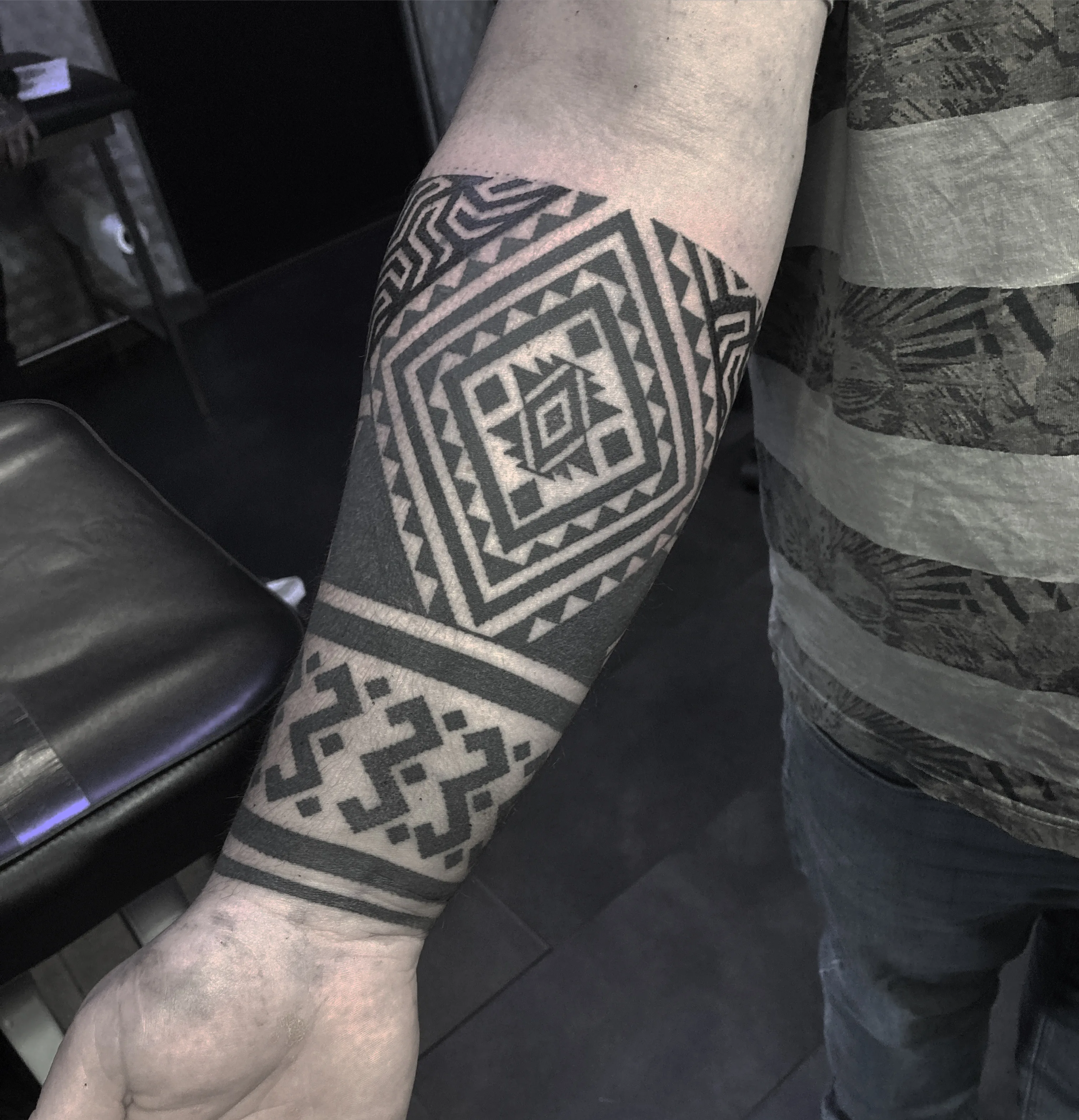 Tatouage Neotribal Bras Cercles Oeil – Le Nouveau Labo Bordeaux