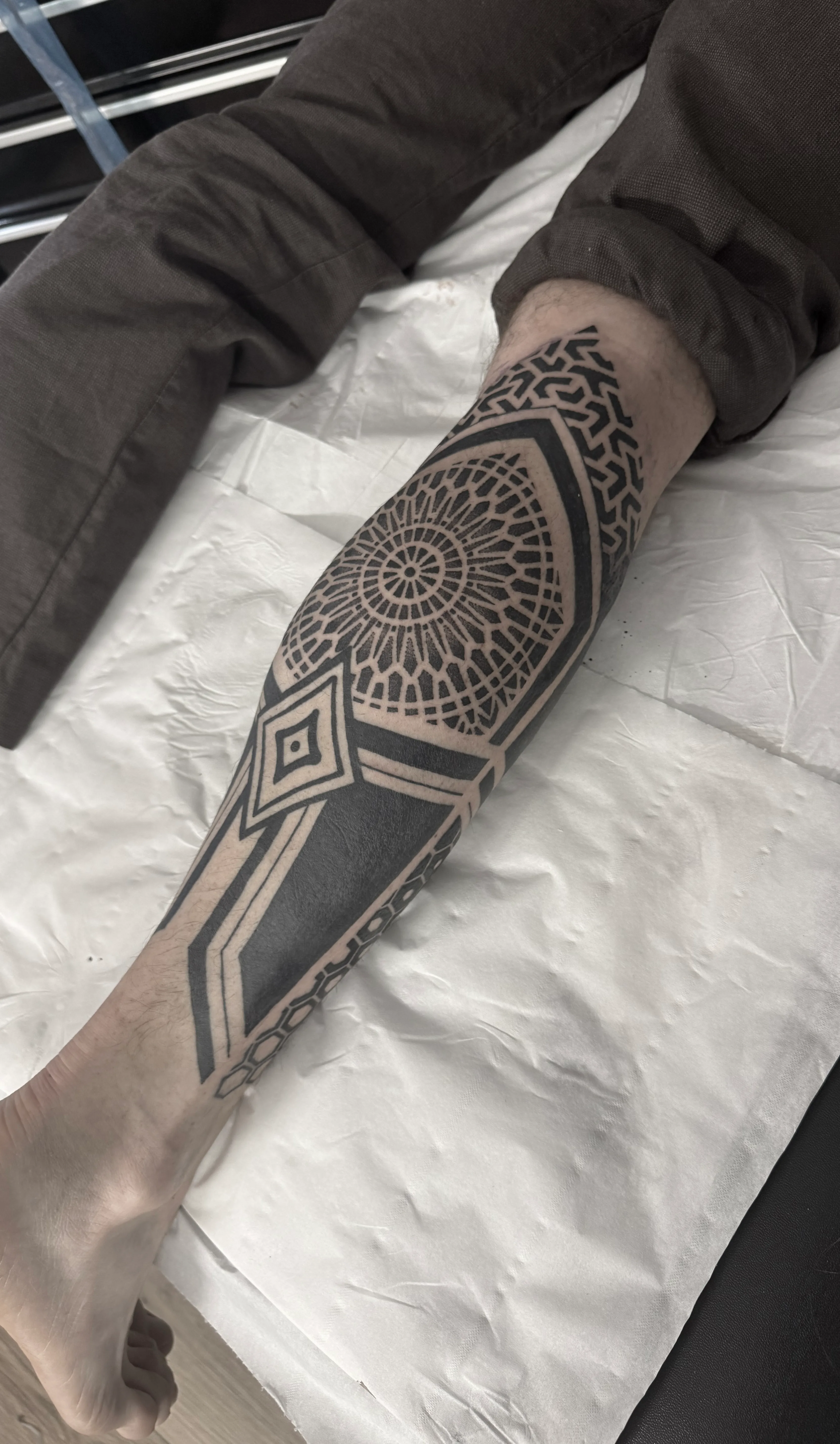 Tatouage Neotribal Bras Dense – Le Nouveau Labo Bordeaux