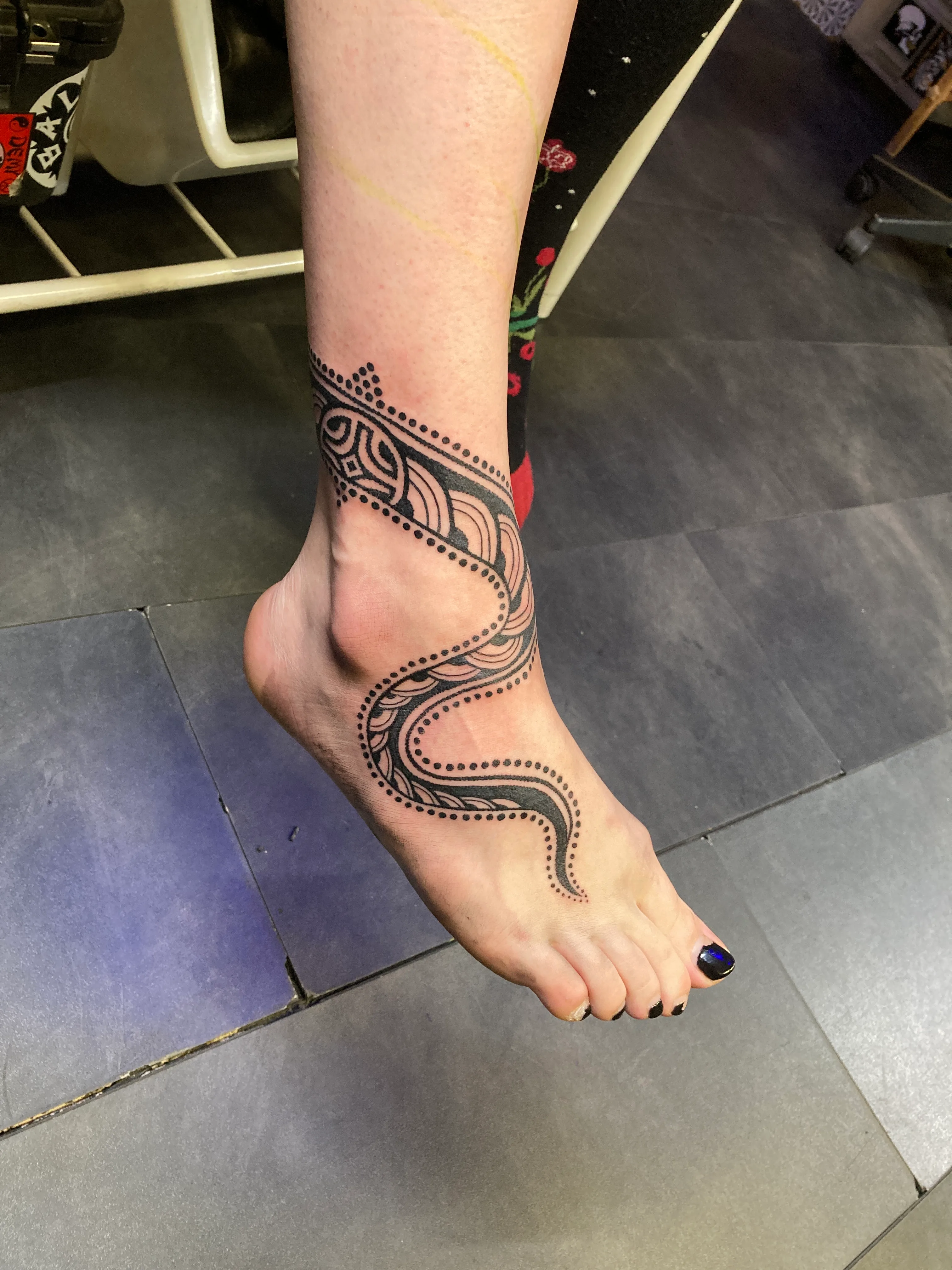 Tatouage Neotribal Bras Dense – Le Nouveau Labo Bordeaux
