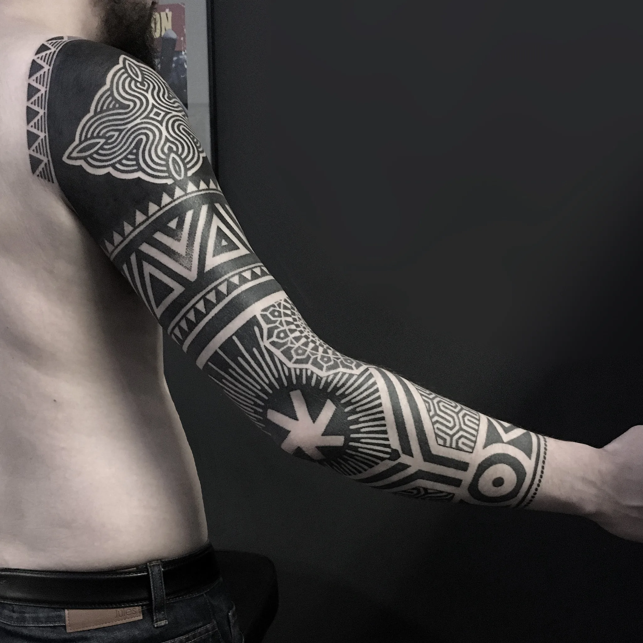 Tatouage Neotribal Bras Geometrique Dense – Le Nouveau Labo Bordeaux