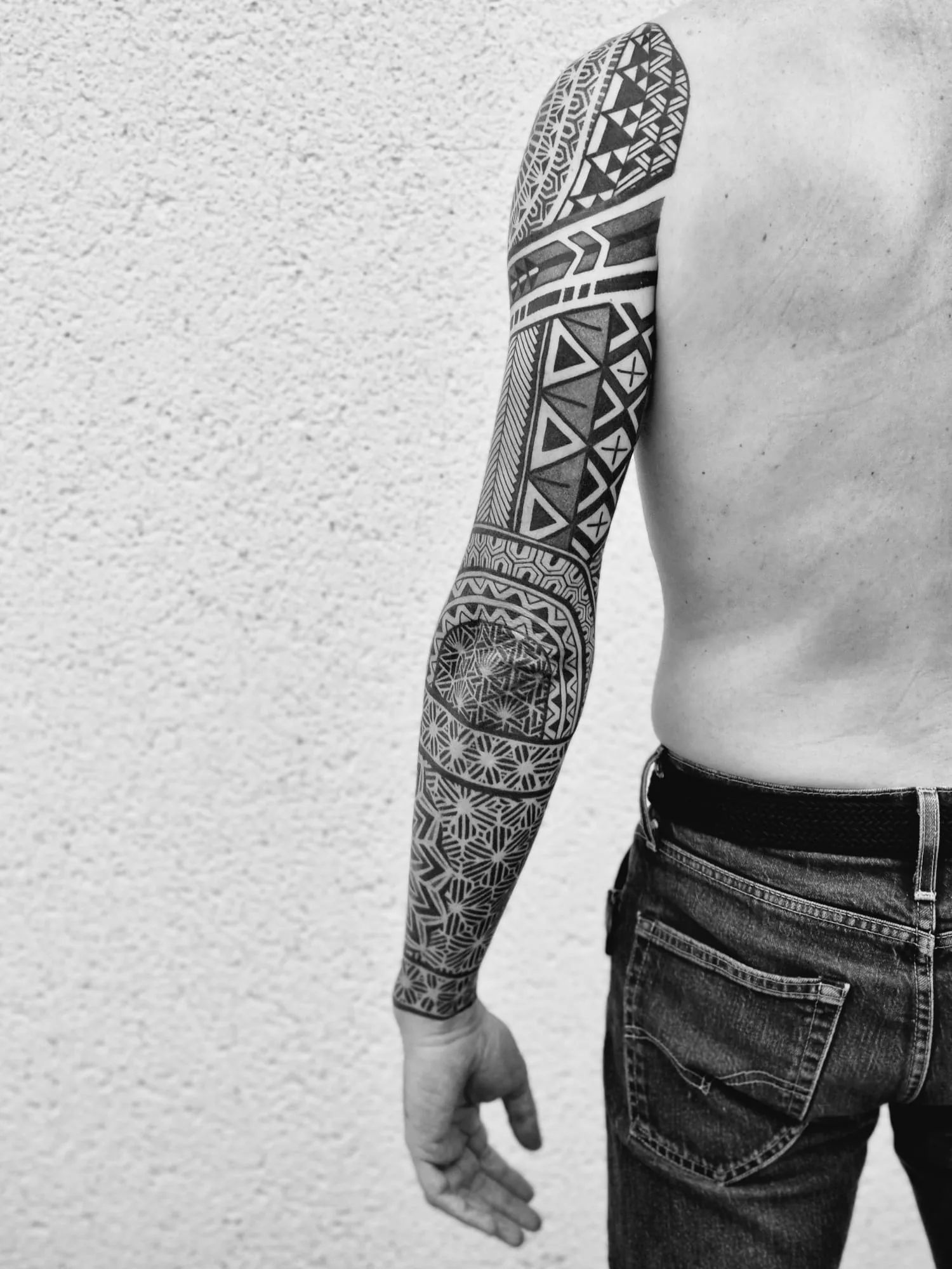 Tatouage Neotribal Bras Main Dense – Le Nouveau Labo Bordeaux