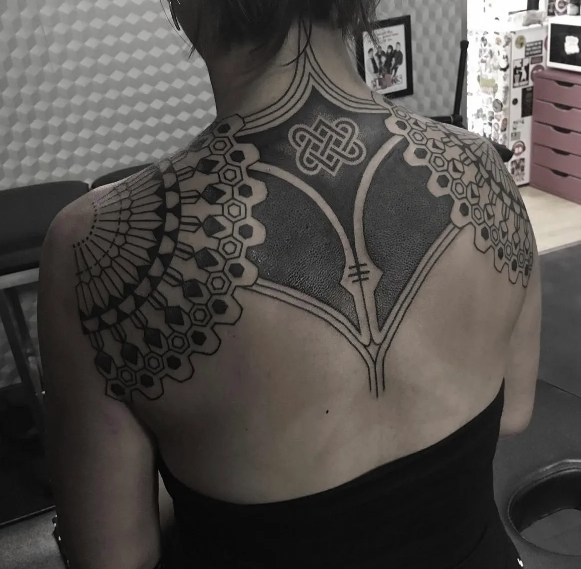 Tatouage Neotribal Bras Main Interlace – Le Nouveau Labo Bordeaux