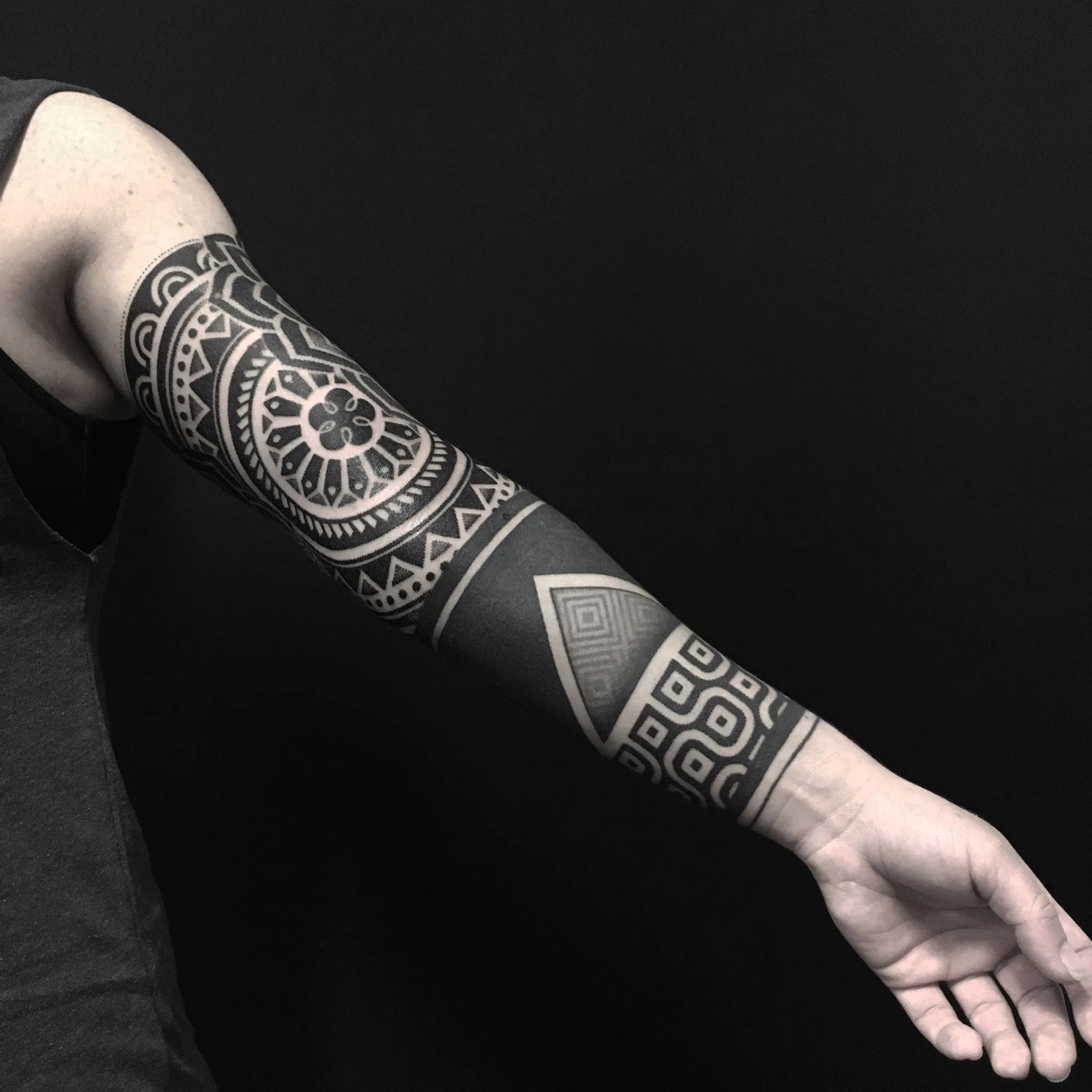 Tatouage Neotribal Bras Mandala Radial – Le Nouveau Labo Bordeaux