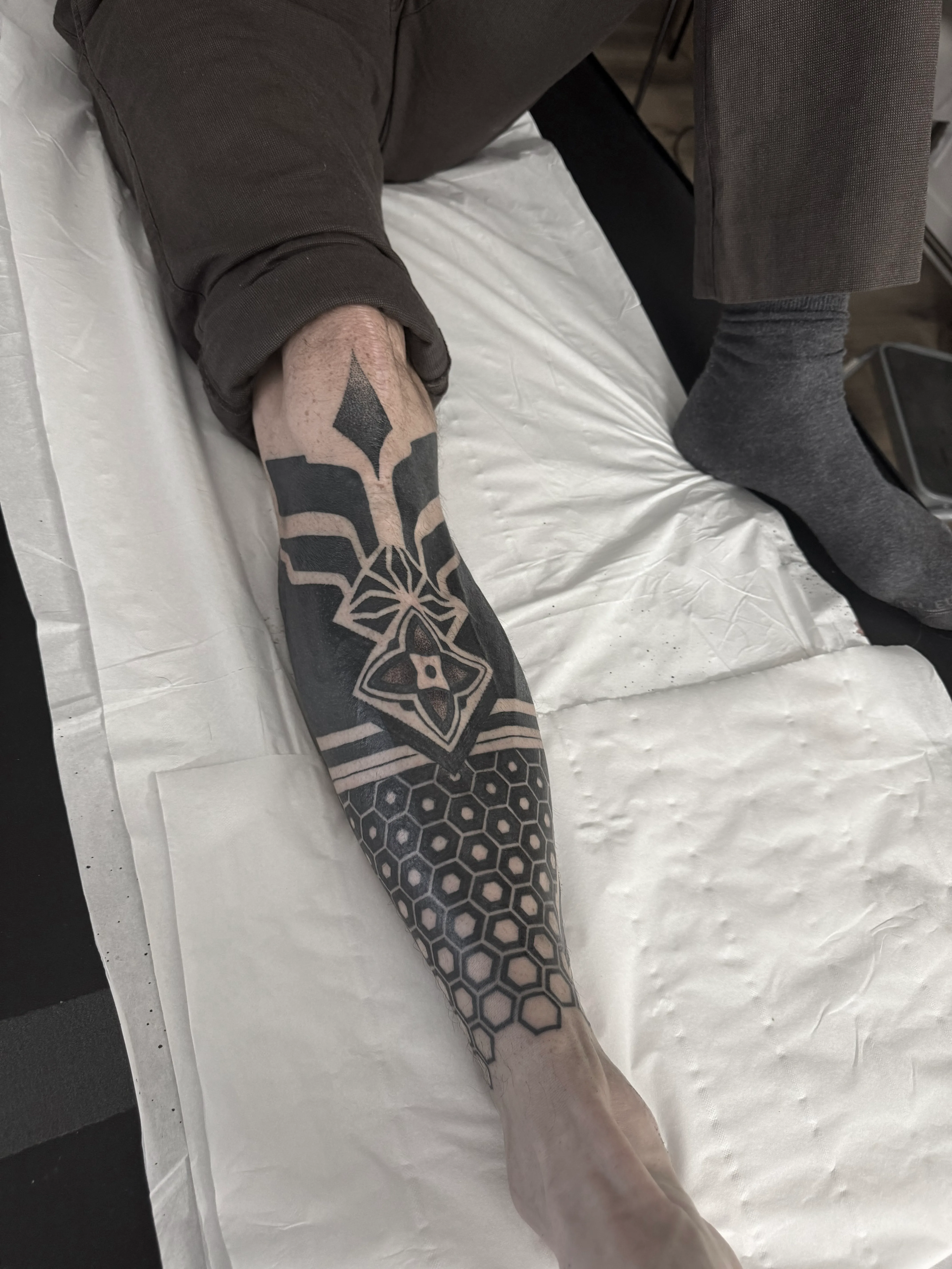 Tatouage Neotribal Bras Segments – Le Nouveau Labo Bordeaux