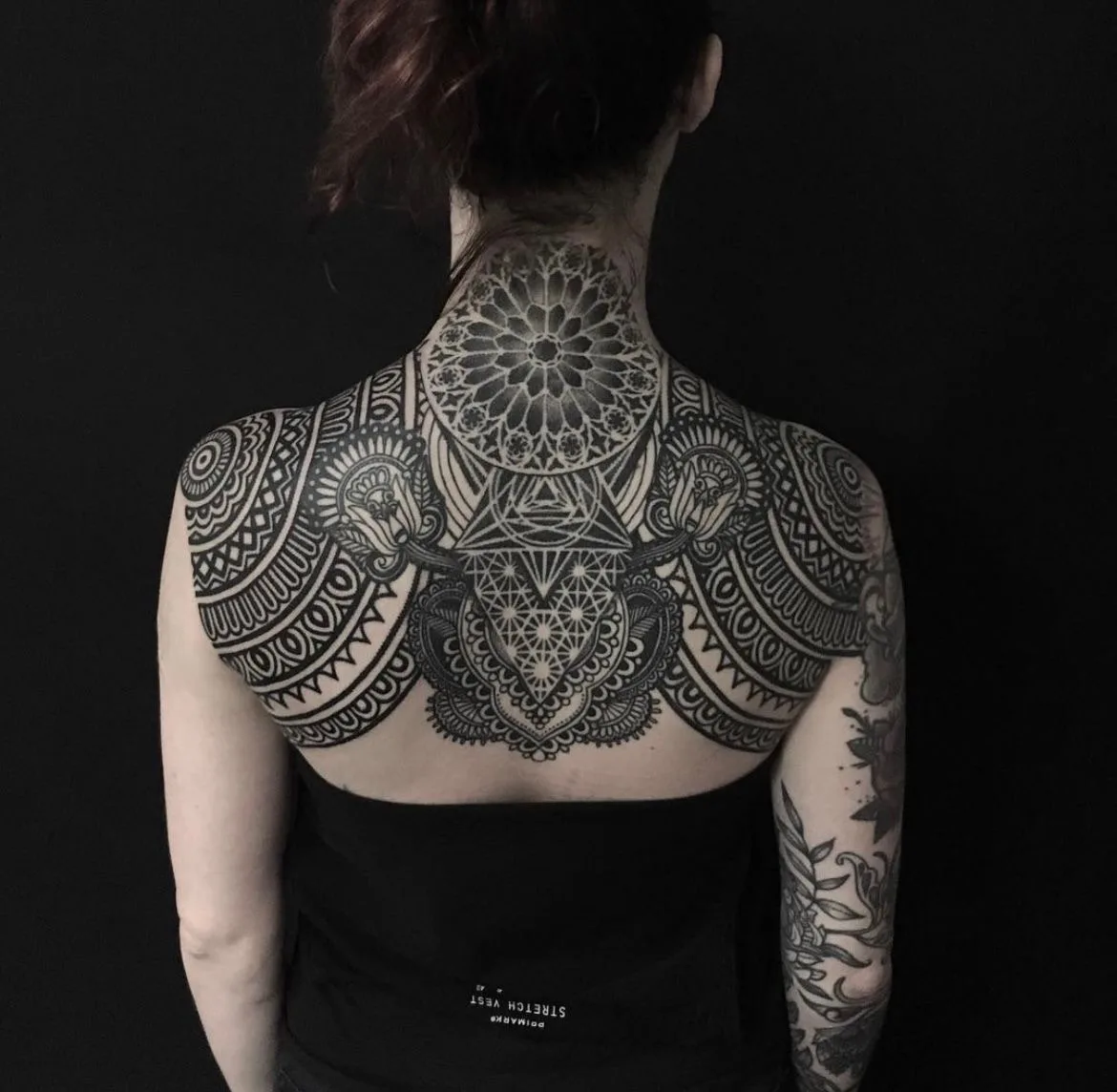 Tatouage Neotribal Dos Nuque Mandala Aile – Le Nouveau Labo Bordeaux