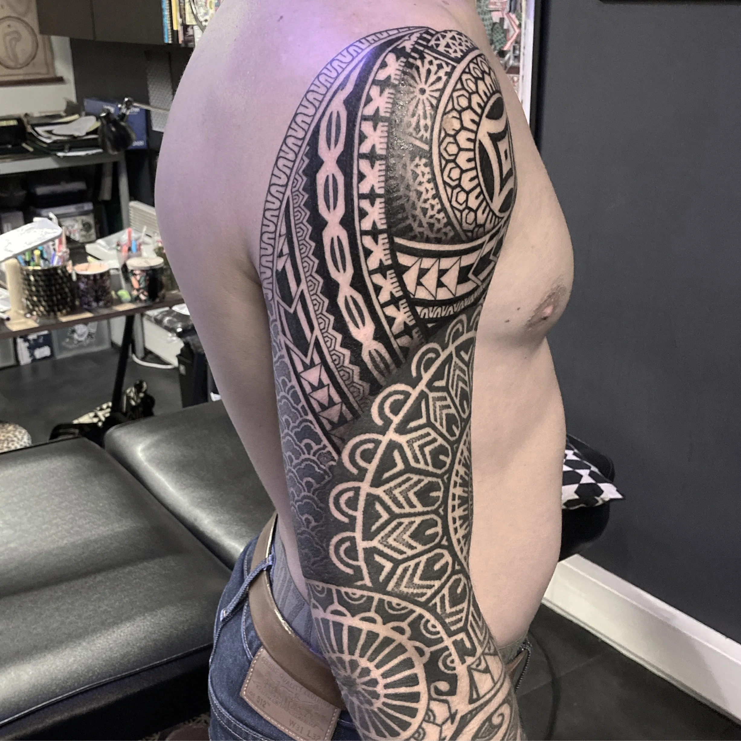 Tatouage Neotribal Epaule Cote Mandala – Le Nouveau Labo Bordeaux