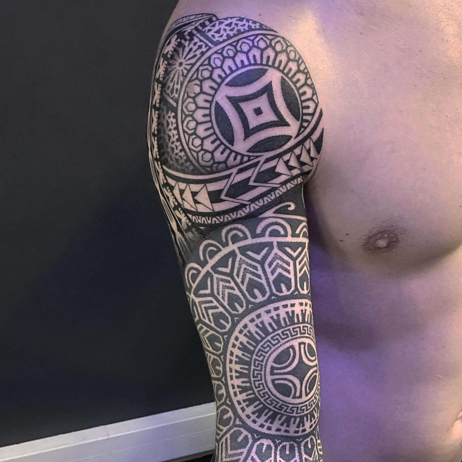 Tatouage Neotribal Epaule Mandala Diamant – Le Nouveau Labo Bordeaux