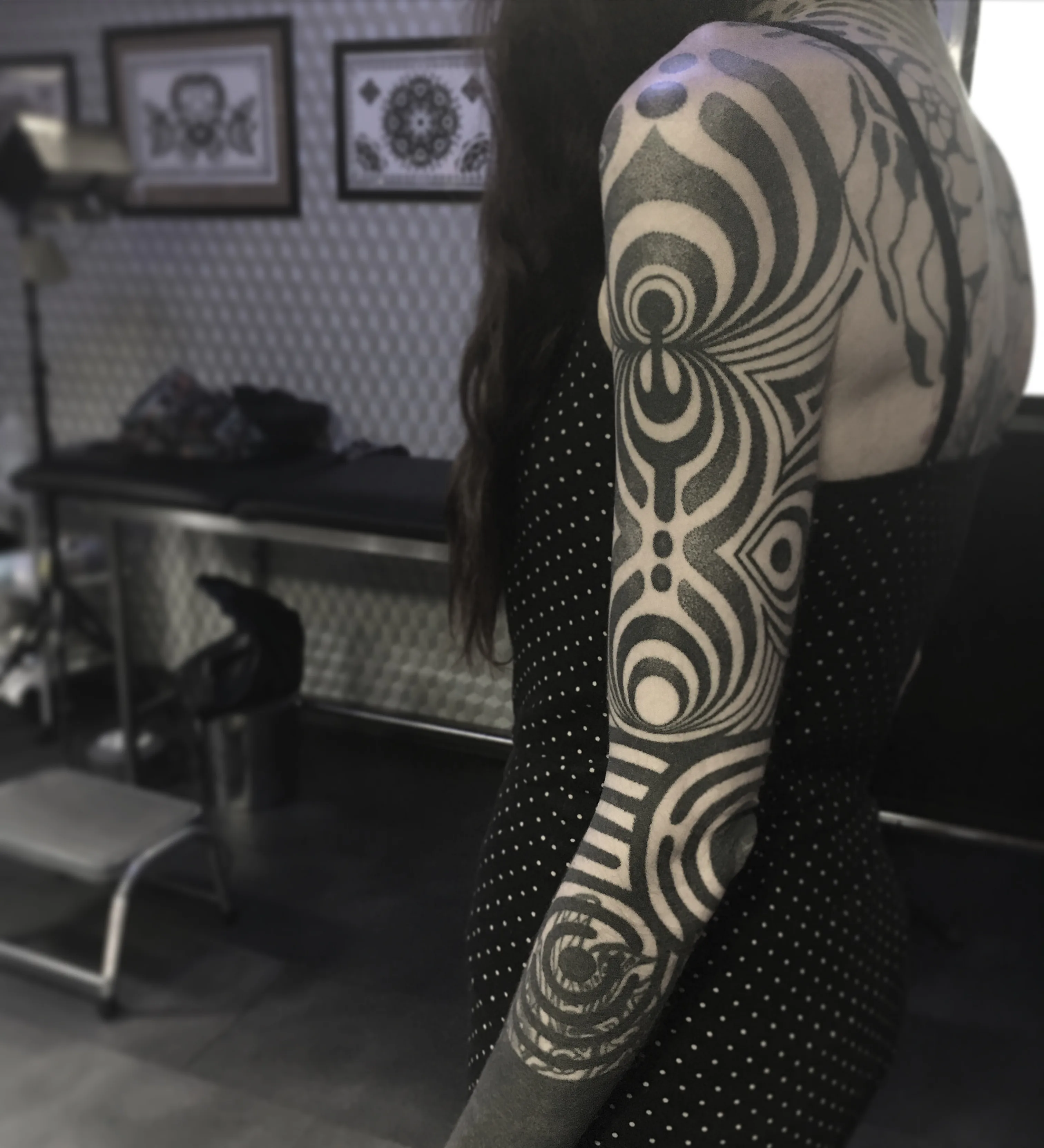 Tatouage Neotribal Epaule Papillon Radial – Le Nouveau Labo Bordeaux