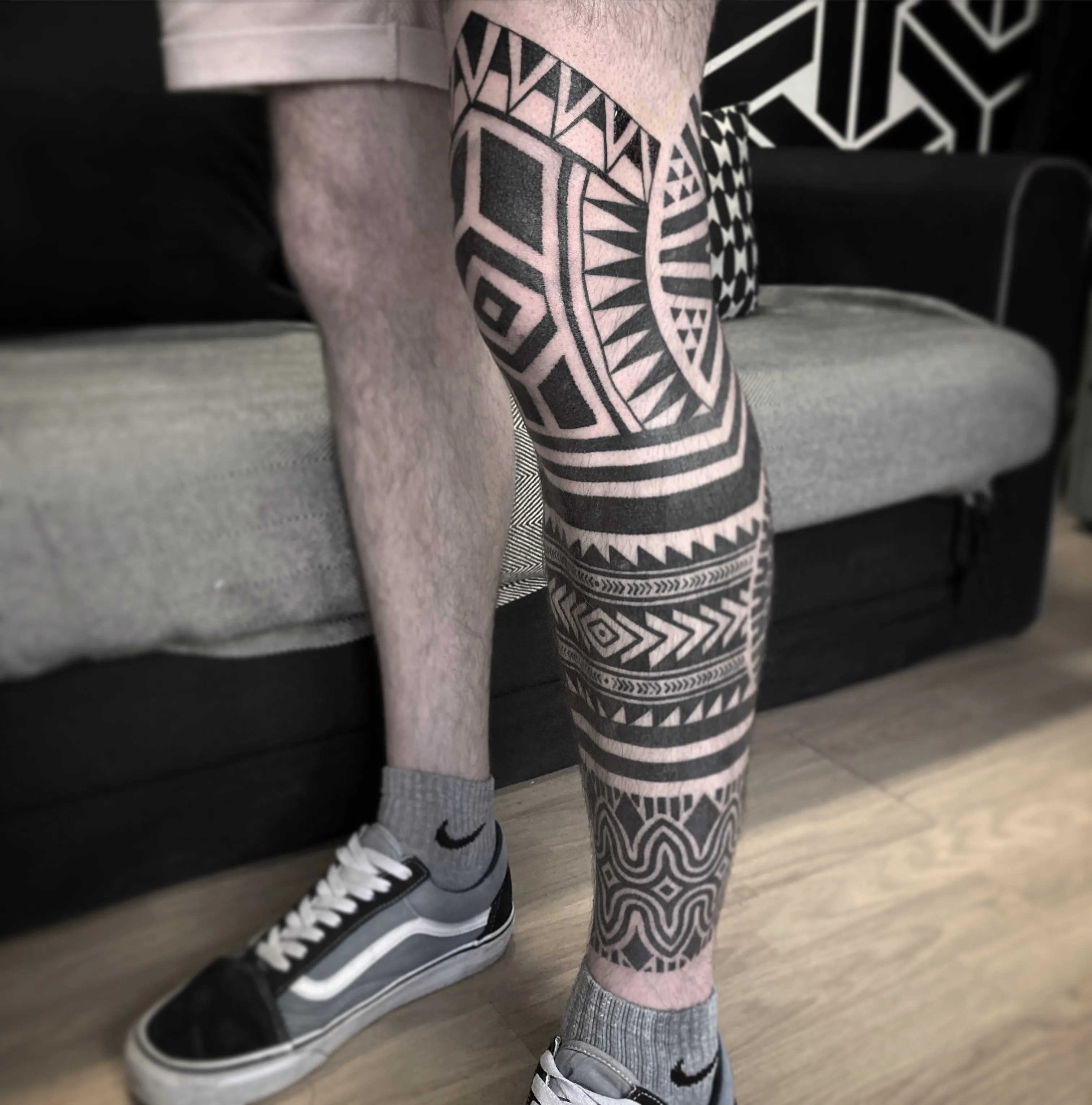 Tatouage Neotribal Jambe Sleeve Bandes – Le Nouveau Labo Bordeaux