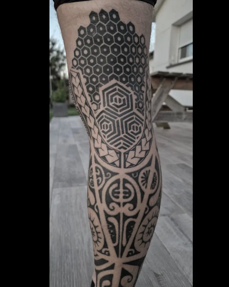 Tatouage Neotribal Jambe Sleeve Hexagone – Le Nouveau Labo Bordeaux