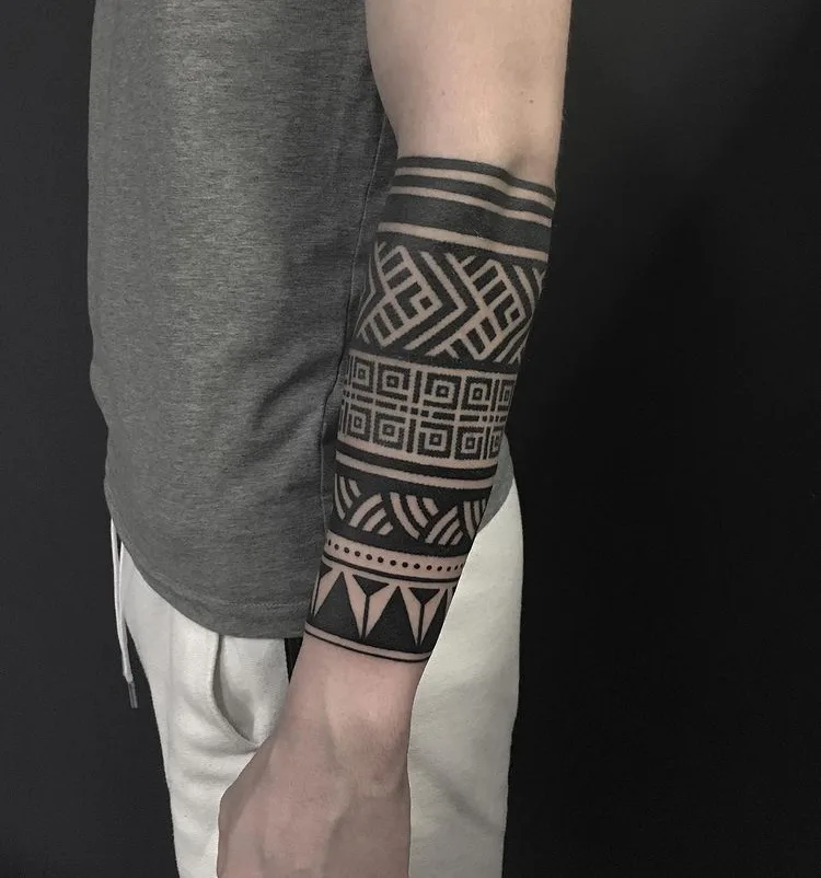 Tatouage Neotribal Poignet Bande – Le Nouveau Labo Bordeaux