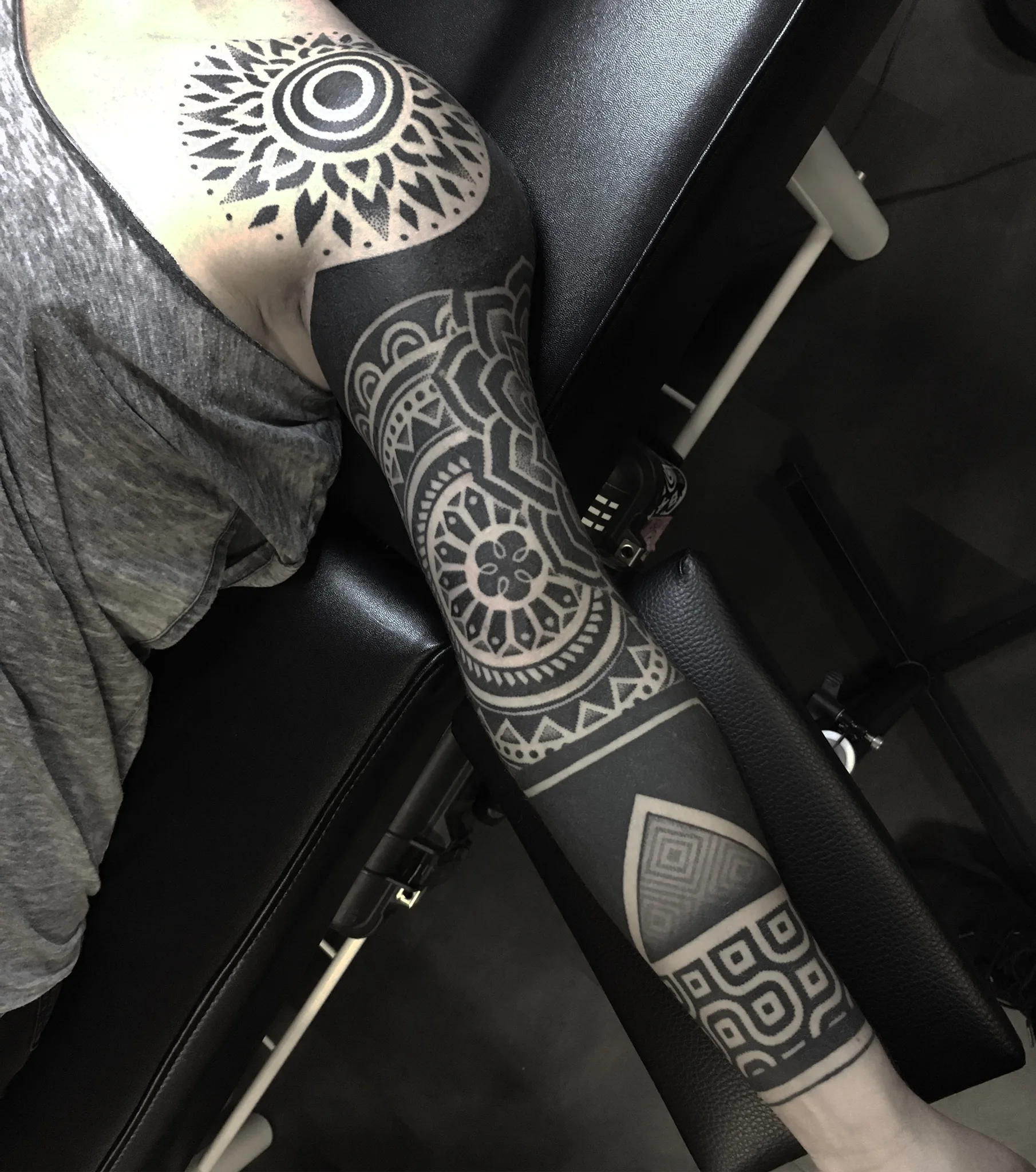 Tatouage Neotribal Bras Mandala Radial – Le Nouveau Labo Bordeaux