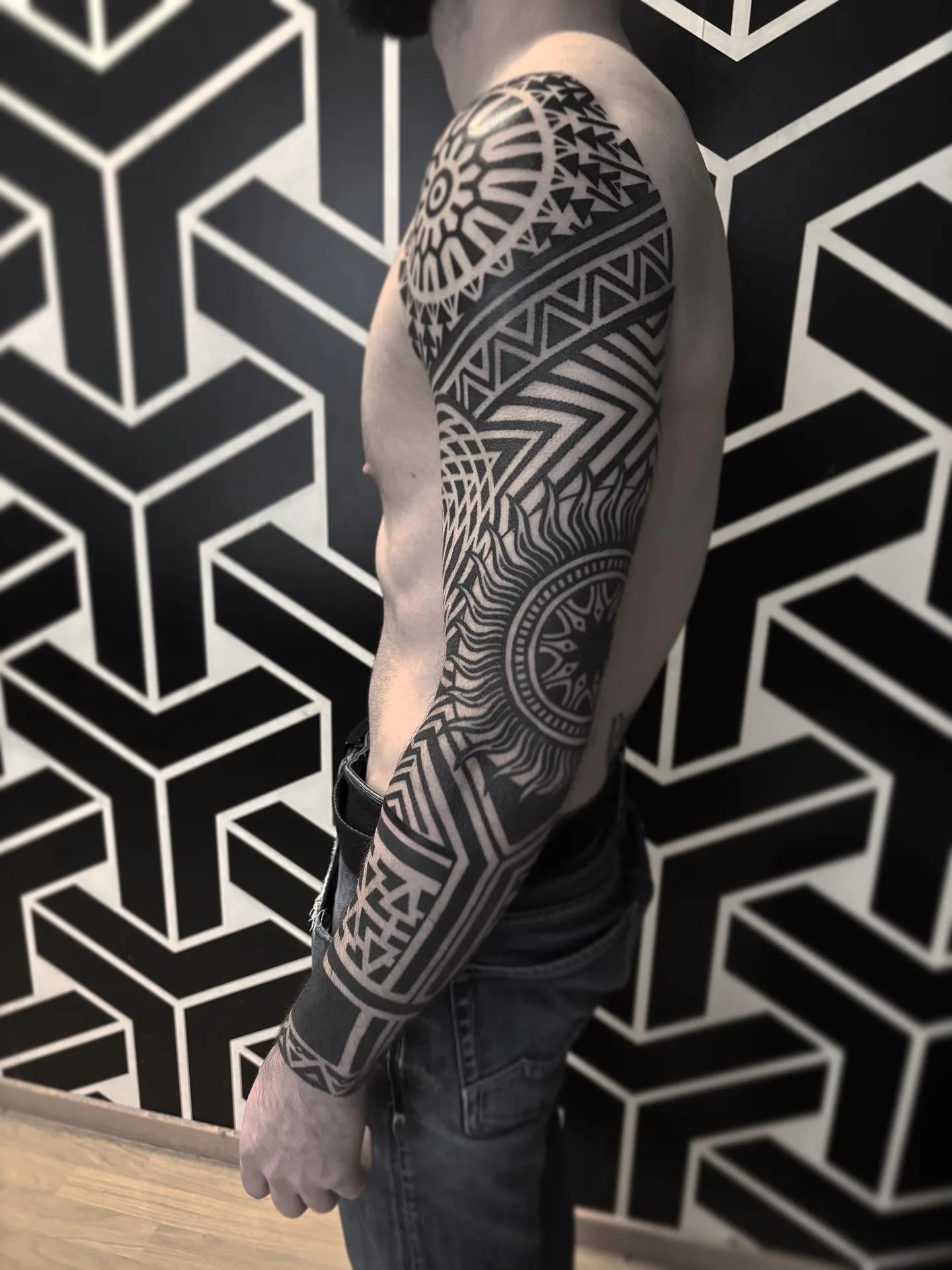 Tatouage Neotribal Front Temple Concentrique – Le Nouveau Labo Bordeaux