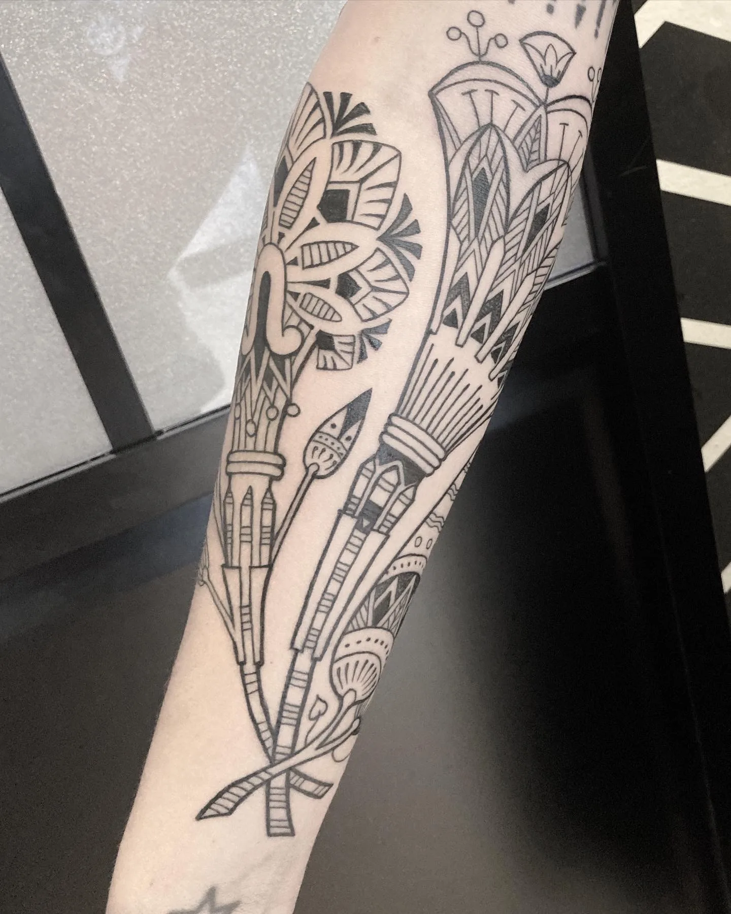 Tatouage Ornemental Avant Bras Fleches Sacrees – Le Nouveau Labo Bordeaux