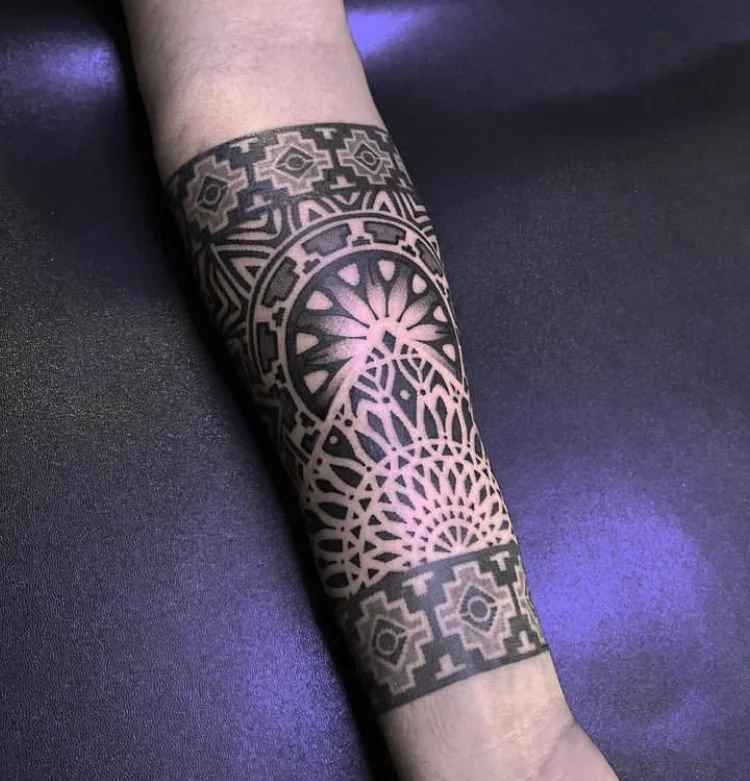 Tatouage Ornemental Bras Plume Decorative – Le Nouveau Labo Bordeaux