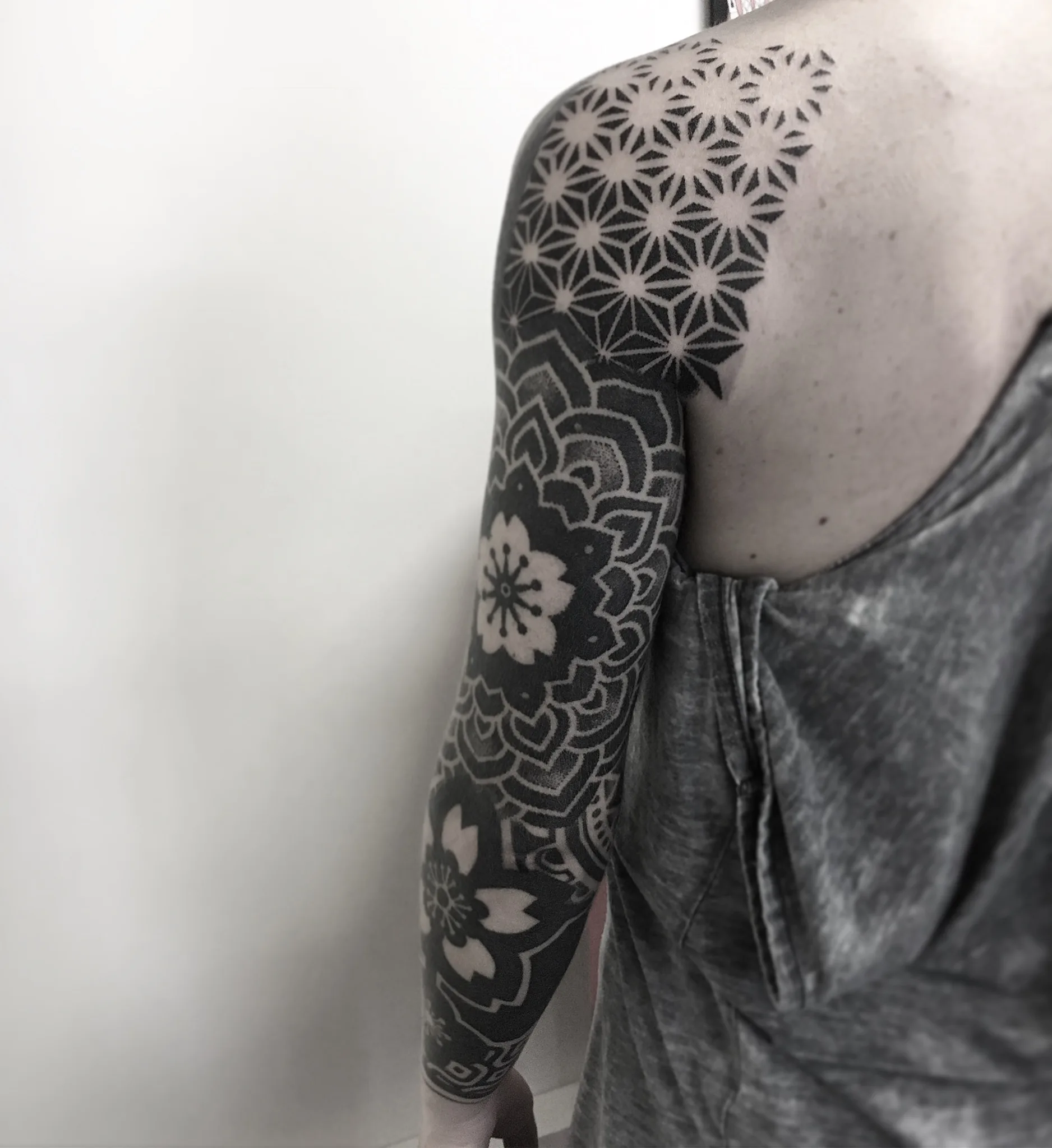Tatouage Ornemental Epaule Dentelle Tribal – Le Nouveau Labo Bordeaux